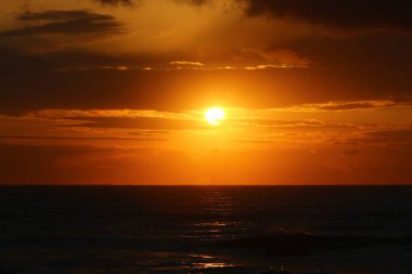 Güneş ufukta Akdeniz'de Kuzey İsrail ayarlar 