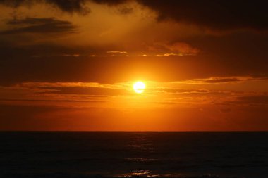 Güneş ufukta Akdeniz'de Kuzey İsrail ayarlar 