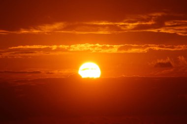 Güneş ufukta Akdeniz'de Kuzey İsrail ayarlar 