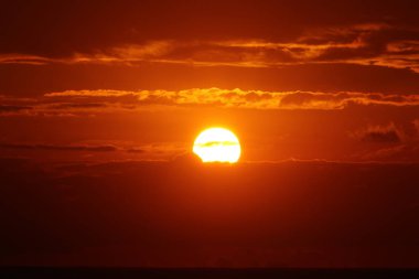 Güneş ufukta Akdeniz'de Kuzey İsrail ayarlar 