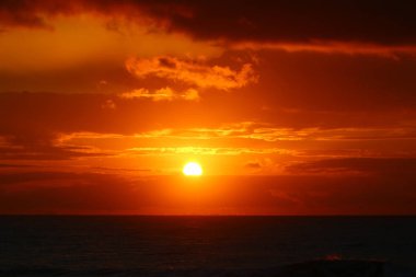 Güneş ufukta Akdeniz'de Kuzey İsrail ayarlar 