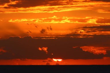 Güneş ufukta Akdeniz'de Kuzey İsrail ayarlar 