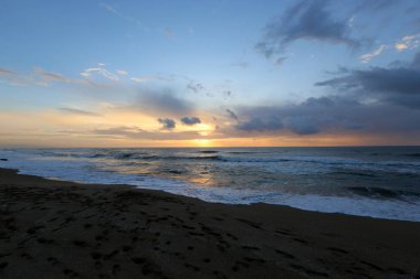 Güneş ufukta Akdeniz'de Kuzey İsrail ayarlar 