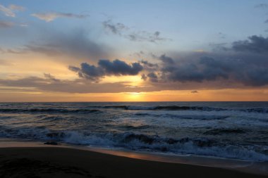 Güneş ufukta Akdeniz'de Kuzey İsrail ayarlar 