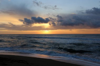 Güneş ufukta Akdeniz'de Kuzey İsrail ayarlar 