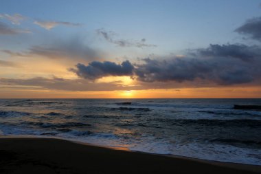 Güneş ufukta Akdeniz'de Kuzey İsrail ayarlar 