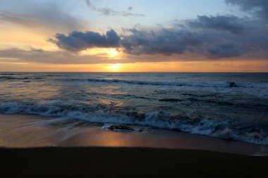 Güneş ufukta Akdeniz'de Kuzey İsrail ayarlar 