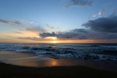 Güneş ufukta Akdeniz'de Kuzey İsrail ayarlar 