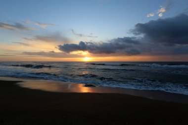 Güneş ufukta Akdeniz'de Kuzey İsrail ayarlar 