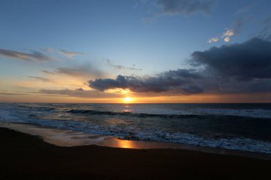 Güneş ufukta Akdeniz'de Kuzey İsrail ayarlar 