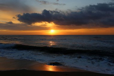 Güneş ufukta Akdeniz'de Kuzey İsrail ayarlar 