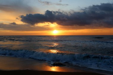 Güneş ufukta Akdeniz'de Kuzey İsrail ayarlar 