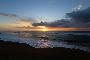Güneş ufukta Akdeniz'de Kuzey İsrail ayarlar 