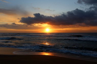 Güneş ufukta Akdeniz'de Kuzey İsrail ayarlar 