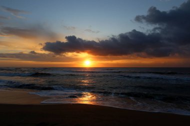Güneş ufukta Akdeniz'de Kuzey İsrail ayarlar 