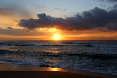 Güneş ufukta Akdeniz'de Kuzey İsrail ayarlar 