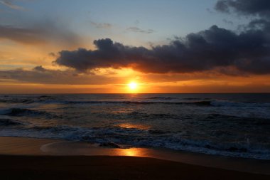 Güneş ufukta Akdeniz'de Kuzey İsrail ayarlar 