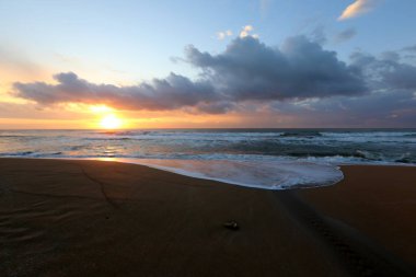Güneş ufukta Akdeniz'de Kuzey İsrail ayarlar 