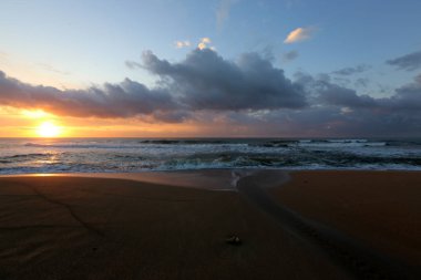 Güneş ufukta Akdeniz'de Kuzey İsrail ayarlar 