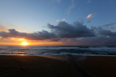 Güneş ufukta Akdeniz'de Kuzey İsrail ayarlar 