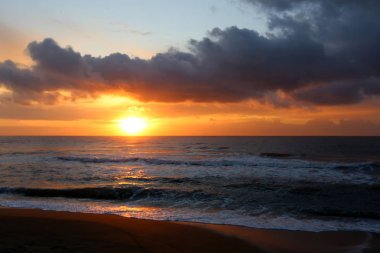 Güneş ufukta Akdeniz'de Kuzey İsrail ayarlar 