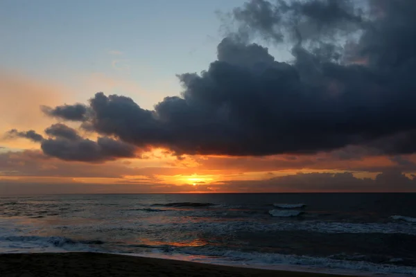 太阳落在地平线上 在以色列北部地中海海面上 — 图库照片
