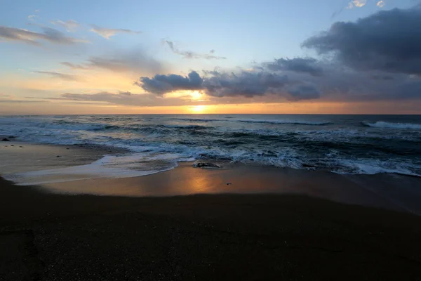 Сонце Сідає Обрієм Березі Середземного Моря Північному Ізраїлі — стокове фото