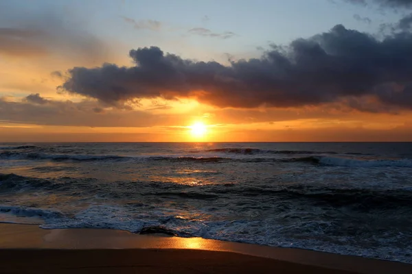 Güneş ufukta Akdeniz'de Kuzey İsrail ayarlar 