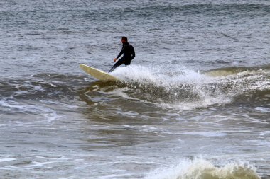 Sörf - sporcular özel ışık kurullarında bir dalga sürme. 