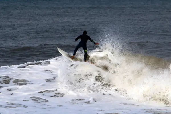 Surfing Jazda Sportowców Fali Specjalnych Tablicach Światła — Zdjęcie stockowe