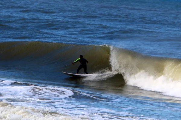 Surf Montando Atletas Uma Onda Tábuas Leves Especiais — Fotografia de Stock