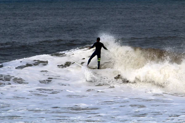 Surfing Jazda Sportowców Fali Specjalnych Tablicach Światła — Zdjęcie stockowe