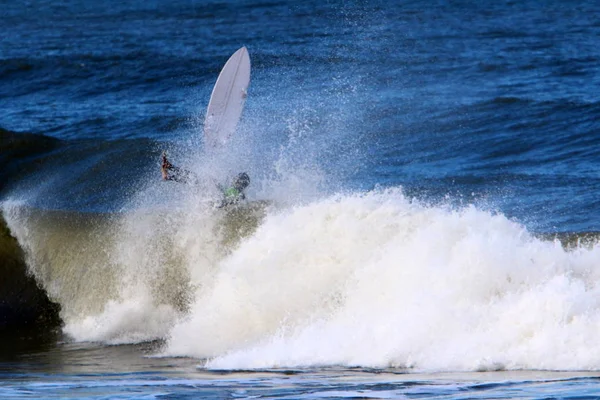 サーフィン 選手を特別な光板で波に乗って — ストック写真