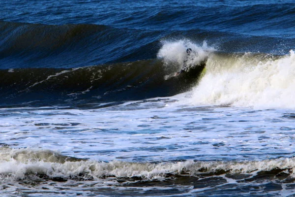 Surf Monter Des Athlètes Sur Une Vague Sur Des Panneaux — Photo