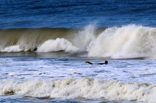 Surfing Jazda Sportowców Fali Specjalnych Tablicach Światła — Zdjęcie stockowe