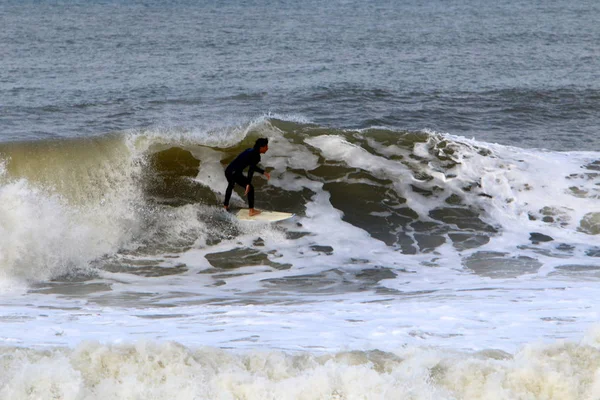 Surf Montando Atletas Uma Onda Tábuas Leves Especiais — Fotografia de Stock