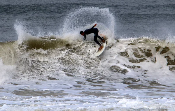 Surf Monter Des Athlètes Sur Une Vague Sur Des Panneaux — Photo