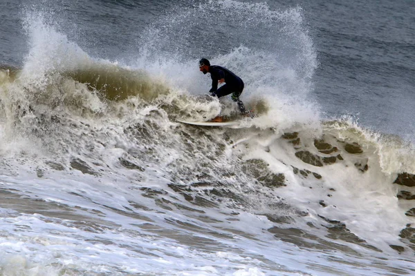 Surfing Jazda Sportowców Fali Specjalnych Tablicach Światła — Zdjęcie stockowe