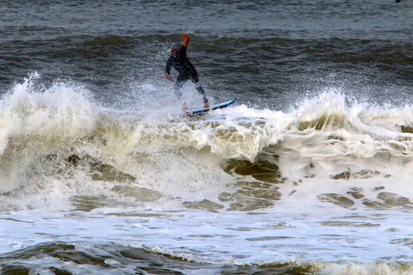 Surf Montando Atletas Uma Onda Tábuas Leves Especiais — Fotografia de Stock