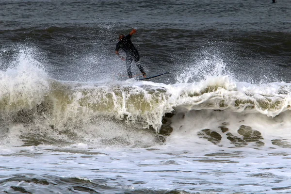 Surf Montando Atletas Uma Onda Tábuas Leves Especiais — Fotografia de Stock