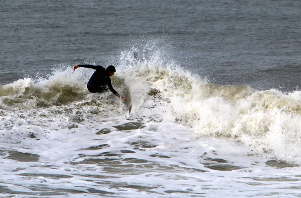 サーフィン 選手を特別な光板で波に乗って — ストック写真