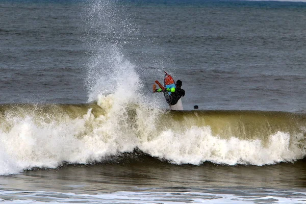 Surfing Atlet Berkuda Pada Gelombang Pada Papan Cahaya Khusus — Stok Foto