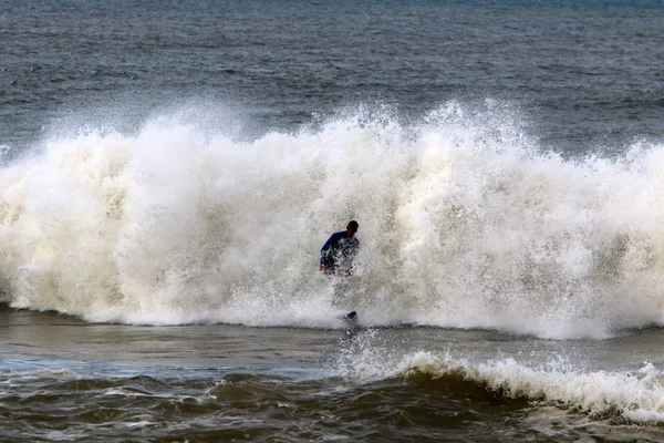 Surfing Ιππασία Αθλητές Ένα Κύμα Ειδικό Φως Πίνακες — Φωτογραφία Αρχείου