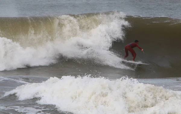 Surf Monter Des Athlètes Sur Une Vague Sur Des Panneaux — Photo