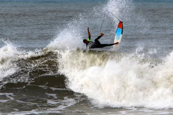 Surfing Atlet Berkuda Pada Gelombang Pada Papan Cahaya Khusus — Stok Foto