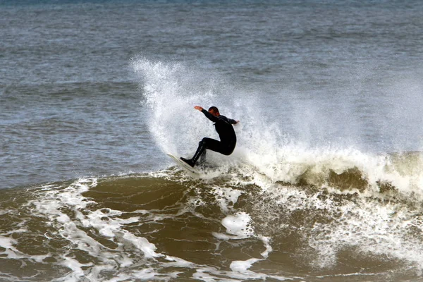 Surfování Sportovci Oblečení Vlně Speciální Lehké Desky — Stock fotografie