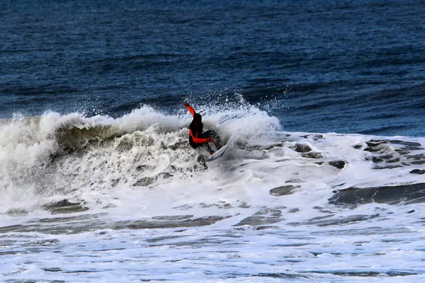 Surfování Sportovci Oblečení Vlně Speciální Lehké Desky — Stock fotografie