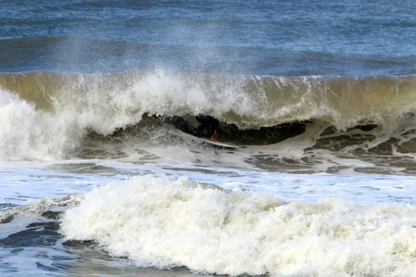 Sörf Sporcular Özel Işık Kurullarında Bir Dalga Sürme — Stok fotoğraf