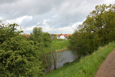 sonra yağmur güneş ve çiçekleri geliyor 