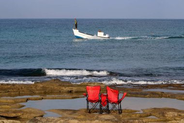 Sandalye - bir kişi, sırt ve koltuk ile oturduğum için tasarlanmış mobilya 